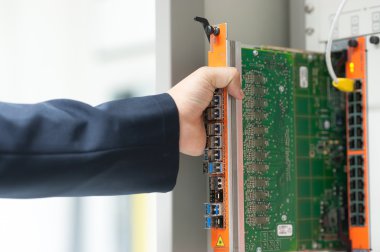 Ağ anahtarı veri merkezi odasındaki tamir