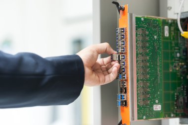 Ağ anahtarı veri merkezi odasındaki tamir