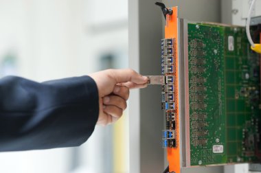 Ağ anahtarı veri merkezi odasındaki tamir