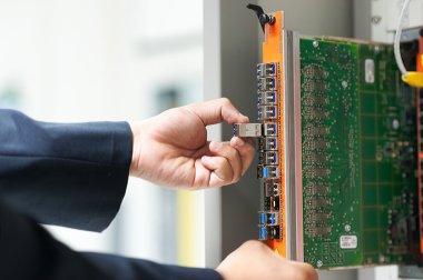 Ağ anahtarı veri merkezi odasındaki tamir