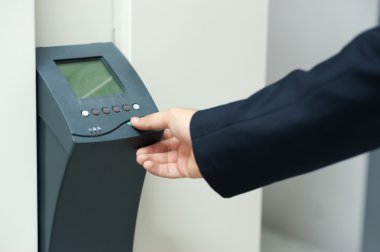 Bas parmak düğmesini açma