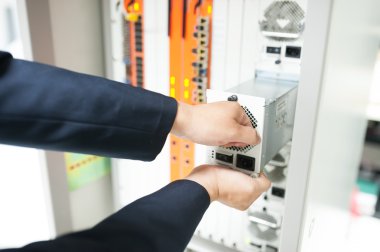 Ağ anahtarı veri merkezi odasındaki tamir