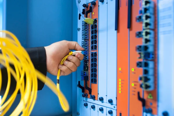 Corrigir interruptor de rede na sala de data center — Fotografia de Stock