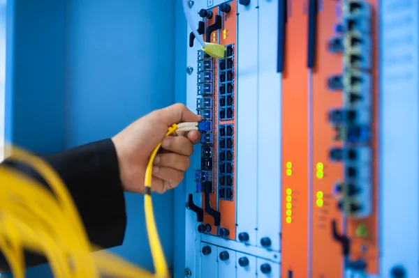 Netwerkswitch positiebepaling op gegevens center kamer — Stockfoto