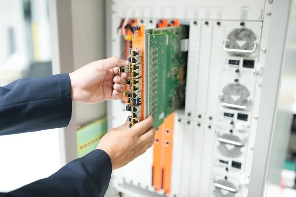 Corrigir interruptor de rede na sala de data center — Fotografia de Stock