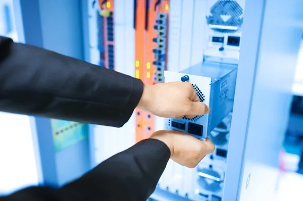 Fix network switch in data center room — Stock Photo, Image
