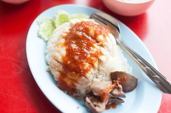Ayam dan nasi thai makanan dalam cahaya lembut — Stok Foto