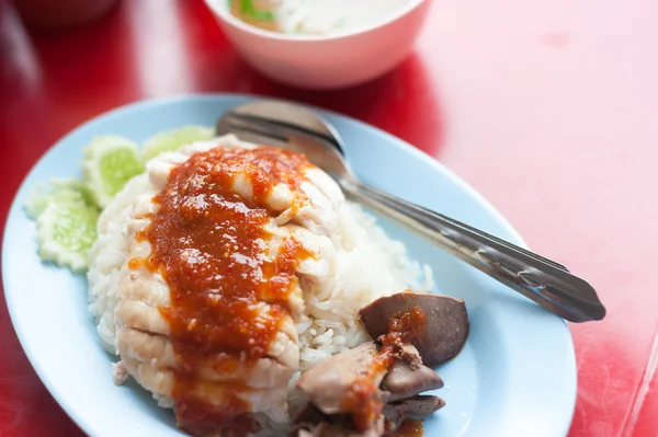 Pollo y arroz comida tailandesa en luz suave — Foto de Stock