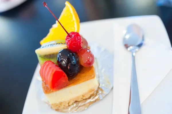 Gâteau aux fruits en lumière douce — Photo