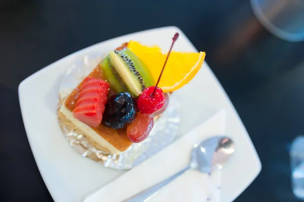 Gâteau aux fruits en lumière douce — Photo