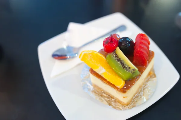 Gâteau aux fruits en lumière douce — Photo