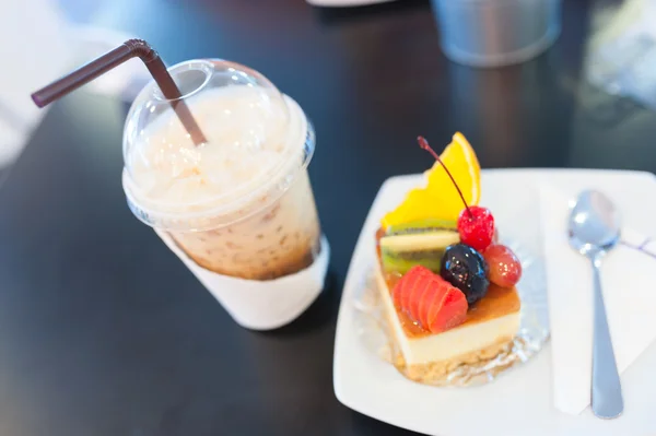 Gâteau aux fruits en lumière douce — Photo