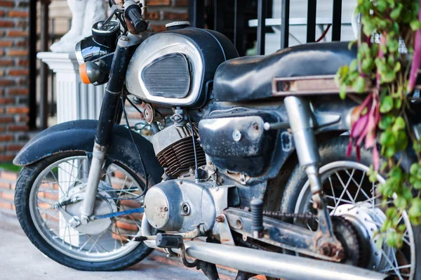 Old motorcycle in vintage place — Stock Photo, Image