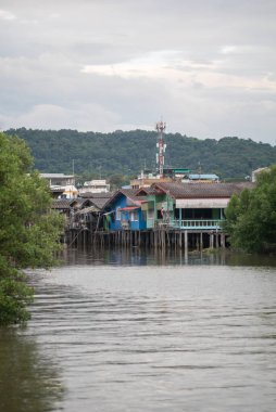 Kale üzerindeki resimli deniz kenarındaki evler yemyeşil sularla çevrili sakin sulara yansıyor. Doğa aşıkları ve gezginleri için ideal bir ortam..