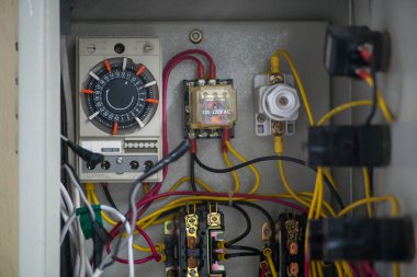 Otomasyon ve kontrol sistemleri için gerekli olan zamanlayıcı ve röleyi de içeren elektrik kontrol panelinin ayrıntılı görüntüsü.