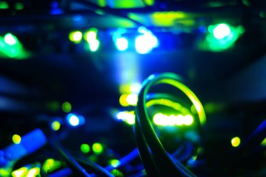 Canlı renkler ve dinamik kablolar teknolojinin soyut bir temsili oluşturarak elektronik sistemler içindeki karmaşık bağlantıları gözler önüne seriyor..