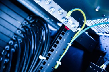 Verimli veri iletimi için ağ kablolarının ayrıntılı görünümü, görüntüleme bağlantıları, güvenlik özellikleri ve titiz kablo yönetimi.