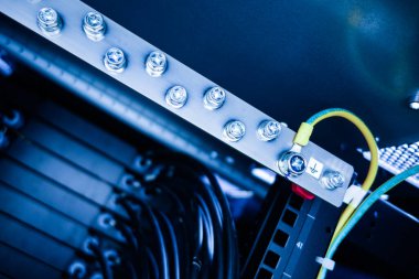 Metal konnektörleri ve kabloları gösteren elektriksel bileşenlerin yakın görüntüsü. Bu resim endüstriyel uygulamalarda kalite ve etkin sistem tasarımını vurgular.