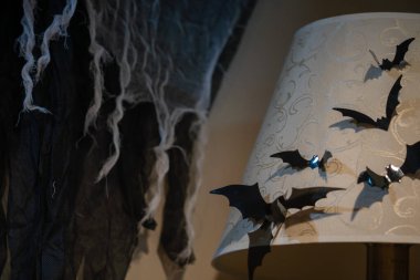 Cadılar Bayramı 'nın özünü yarasaların, örümcek ağlarının ve ortam ışığının olduğu bu atmosferik görüntüyle yakalayın. Mevsimlik dekorasyon için mükemmel..