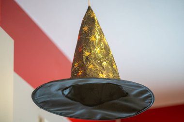 Cadılar Bayramı şenlikleri için mükemmel bir cadı şapkası süslemesi. Karmaşık tasarımı her yere ürkütücü ama eğlenceli bir atmosfer ekler..