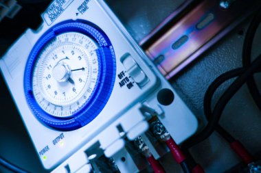 Bu resim, çeşitli uygulamalarda etkin elektronik denetim için kullanılması kolay ayarları ve bağlantılarını vurgulayan bir dijital zamanlayıcı aygıtını gösterir.