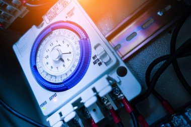 Manuel ayarlarını, hassas arama ve kablolarını, otomasyon ve makine uygulamaları için ideallerini gösteren elektrikli zamanlayıcı kontrol cihazının yakın plan görüntüsü.