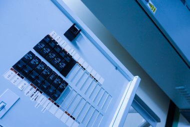 Elektrik panelinin yakın plan devre kesicileri. Bu görüntü sanayi veya konut ortamlarında güç yönetimi ve güvenliğini temsil etmektedir..