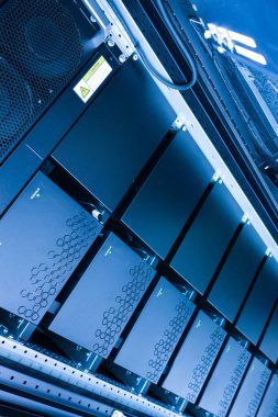 Bu resim, modern bir veri merkezi içinde gelişmiş sunucu teknolojisini, en iyi performans ve verimlilik için gerekli bileşenleri ve organize düzeni vurguluyor..