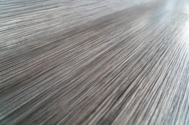 Zarif doğrusal desenleri gösteren metalik bir dokunun büyüleyici yakın çekimi. Sanat eserleri ışık ve gölgenin etkileşimini vurgular ve dinamik bir yüzey yaratır..