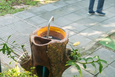Bu eşsiz ve sanatsal açık hava çeşmesi ağaç kütüğünden elde edilen herhangi bir bahçe ya da veranda alanına doğal güzelliği arttıran sakin bir dokunuş ekler..
