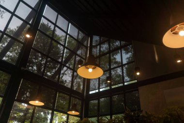 Bu modern iç mekan, doğayı içeri davet eden ve şık aydınlatma armatürleriyle tamamlanan büyük pencereleri sergiliyor. Atmosfer rahat ve huzurlu, rahatlamak için mükemmel..