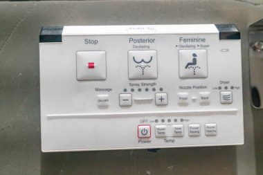 Bir bidet kontrol panelinin gelişmiş özelliklerini araştırın, geliştirilmiş hijyen için sprey gücü, sıcaklık ve temizlik kipleri için kullanıcı dostu seçenekler gösterin.
