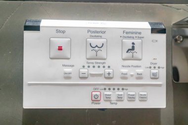 Sıcaklık, sprey gücü ve temizlik fonksiyonları için çeşitli seçenekler sunan kişisel hijyen aygıtı için modern bir kontrol paneli, kullanıcı deneyimini geliştirme.