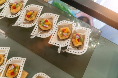 Taze meyve ve krema içeren çok güzel düzenlenmiş mini tatlılar. Etkinlikler, partiler ya da kutlamalar için mükemmel..