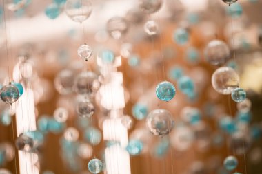 Bu fotoğraf, iç tasarımda rüya gibi ve modern bir atmosfer yaratan mavi aksanlı dekoratif cam küreler sergiliyor..