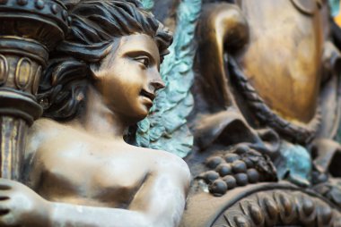 Küçük çocuk heykelinin yumuşak ışık .