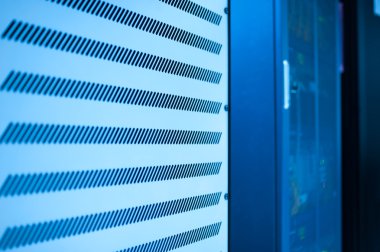 Bir teknoloji veri merkezinde sunucuları olan fiber optik