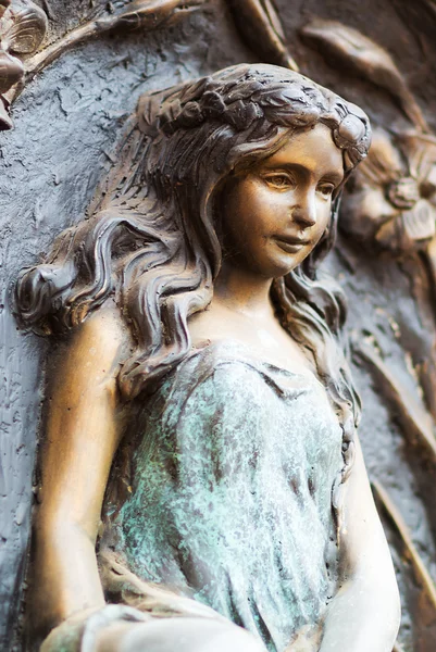 Angel staty i naturen placera i mjukt ljus — Stockfoto