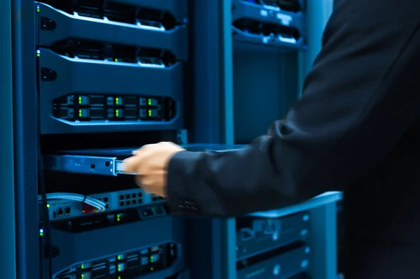 Man fixa servernätverk i datacenter rum — Stockfoto