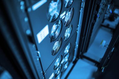 Bu resim, veri merkezlerindeki ideal sıcaklığın korunması için gerekli teknolojinin vurgulandığı sunucu odasındaki soğutma fanlarının yakın çekim görüntülerini gösteriyor..