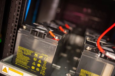 Endüstriyel bataryaların yakın çekim görüntüsü, vitrin bağlantıları ve güvenlik özellikleri. Enerji depolama ve yönetimi ile ilgili kavramlar için ideal.