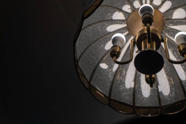 Bu zarif klasik avize çarpıcı bir tasarıma sahiptir. Karmaşık cam detayları ve sıcak aydınlatma ile iç mekanları estetik olarak geliştirmek için idealdir..