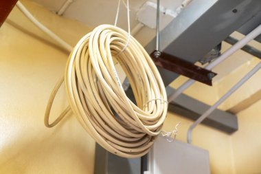 Atölyede düzgünce düzenlenmiş elektrik kablosu. Bu resim kurulum ve bakım ayarlarında organizasyonun özünü yakalar.