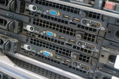 Çeşitli bağlantı ve portları gösteren sunucu raflarının ayrıntılı görünümü. Dijital depolama ve yönetimde teknoloji ve altyapı temaları için ideal.