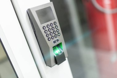 Kapıda modern parmak izi tarayıcısı, yüksek teknoloji güvenlik ve erişim kontrol teknolojisi sergiliyor. Biyometrik sistemler ve güvenlik projeleri için ideal.