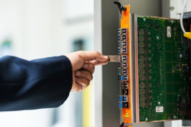 Ağ anahtarı veri merkezi odasındaki tamir