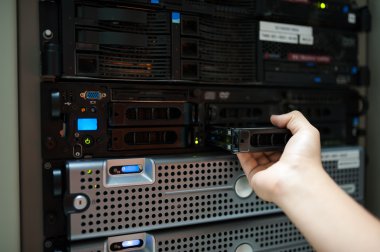 Man veri merkezi odasında sunucu ağını düzelt