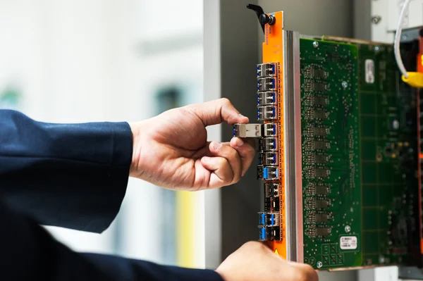 Netzwerkschalter im Rechenzentrumsraum reparieren — Stockfoto