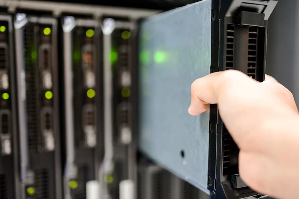 Man fix réseau de serveurs dans la salle de centre de données — Photo
