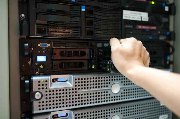 Man fixa servernätverk i datacenter rum — Stockfoto